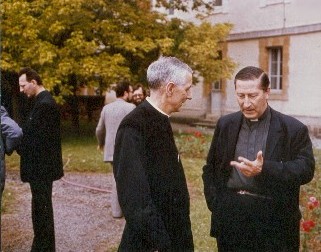 Photo prise en 1978  -  à g. l'Abbé Bagnard (futur évêque de Belley-Ars) - au centre : l'Abbé Carmignac - à dr. l'Abbé Madec (futur évêque de Fréjus-Toulon )